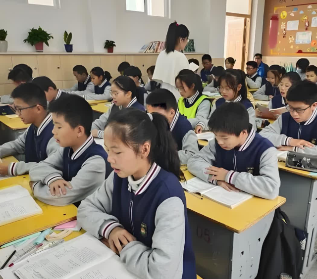 校园全面开放中心讲堂每一间教室都是实在产生的“学习场” 校园全面开放中心讲堂每一间教室都是实在产生的“学习场”