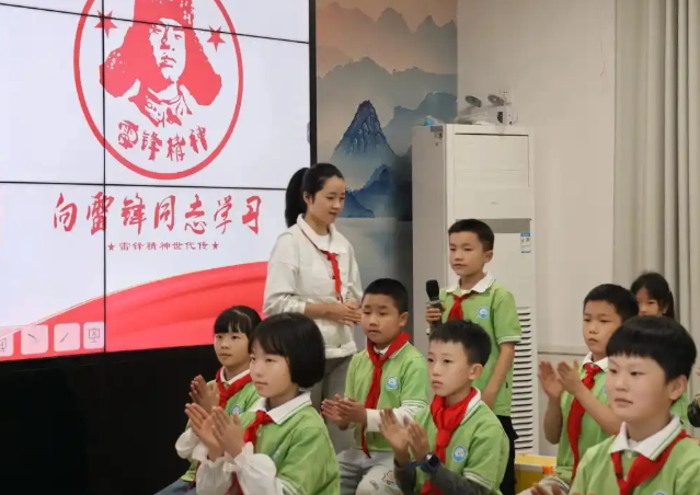 步行途中师生们沿着弥河河畔前行学生们互帮互助彼此鼓励 步行途中师生们沿着弥河河畔前行学生们互帮互助彼此鼓励